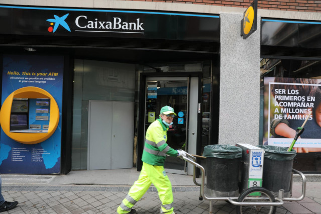 Archivo - Una oficina de Caixabank en Madrid, a 22 de abril de 2021, en Madrid (España).