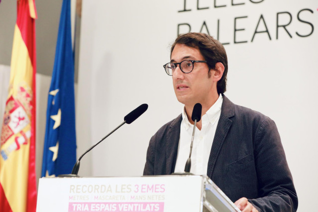 Archivo - El portavoz del Govern y conseller de Modelo Económico, Turismo y Trabajo, Iago Negueruela, en una rueda de prensa.