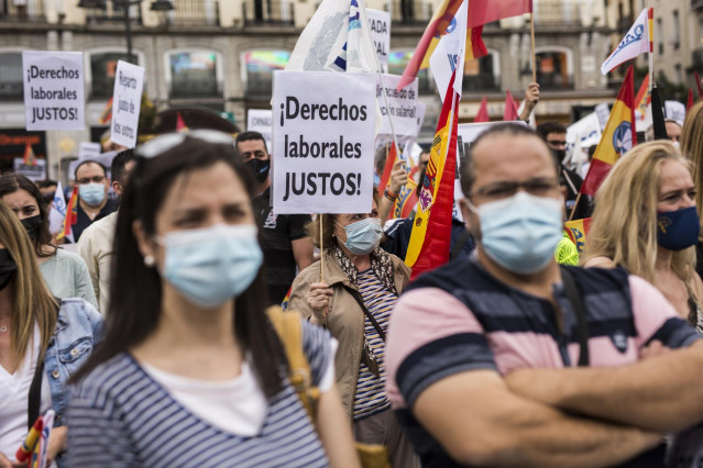 Archivo - Varias decenas de personas participan en una concentración de la Asociación Unificada de Guardias Civiles (AUGC).