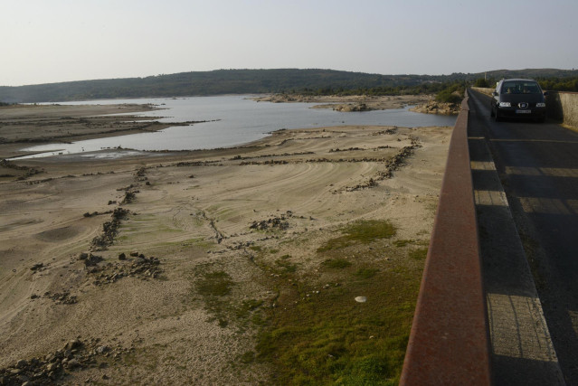 Vista general sobre el estado del embalse de Salas en la cuenca Miño-Sil, a 24 de agosto de 2021, en Galicia, (España). En Salas -en Ourense-, los informes de la Xunta de Galicia indican que su actual nivel de ocupación es del 27,3%. En el caso de Portas