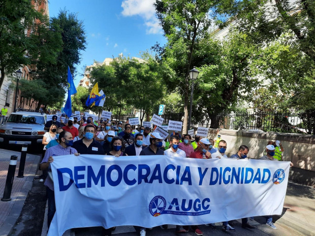 Guardias civiles reclaman frente al Ministerio de Interior igualdad de condiciones con el resto de cuerpos policiales