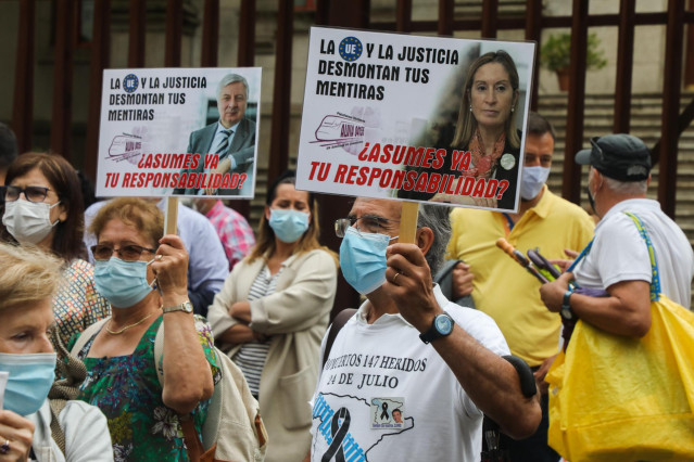 Archivo - Víctimas y familiares del accidente ferroviario de Angrois (Santiago), durante una manifestación para reclamar una investigación independiente sobre las causas del siniestro ferroviario, a 24 de julio de 2021, en Santiago de Compostela