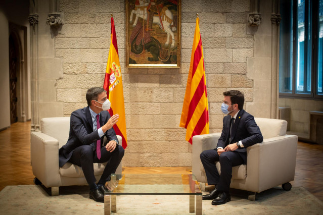 El presidente del Gobierno, Pedro Sánchez (i), y el de la Generalitat, Pere Aragonès (d), se reúnen en el Palau de la Generalitat antes de que se celebre la segunda reunión de la mesa del diálogo entre el Gobierno central y el Govern catalán