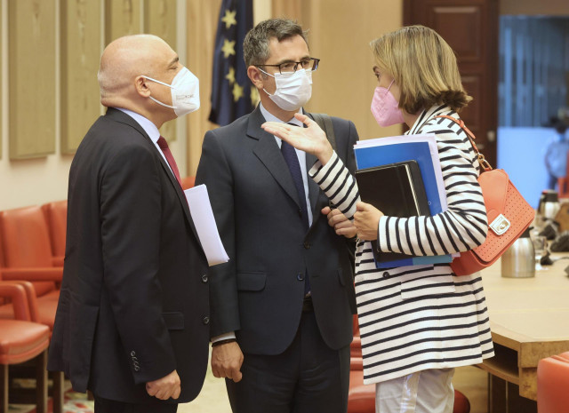 (I-D) El secretario de Estado de Relaciones con las Cortes, Rafael Simancas; el ministro de la Presidencia, Relaciones con las Cortes y Memoria Democrática, Félix Bolaños y la portavoz parlamentaria del PP, Cuca Gamarra