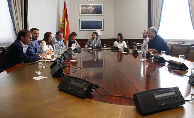 Archivo - Imagen de recurso de (I-D) de dirigentes de Unidas Podemos  Jaume Asens, Alberto Garzón, Ione Belarra, Enrique Santiago, Yolanda Díaz;  , Irene Montero, Pablo Echenique; y  Juantxo López Uralde con el exsecretario general de Podemos Pablo Iglesi