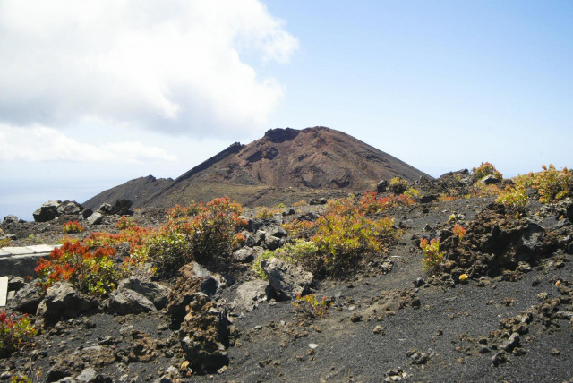 Archivo - Vista general de uno de los volcanes de Cumbre Vieja, una zona al sur de la isla, a 14 de septiembre de 2021, en Cumbre Vieja, La Palma, Islas Canarias, (España).