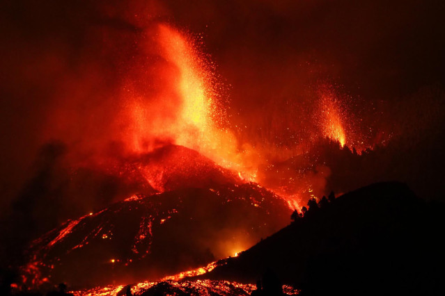 Una boca eruptiva expulsa lava y piroclastos en la zona de Cabeza de Vaca, a 19 de septiembre de 2021, en El Paso, La Palma, Santa Cruz de Tenerife, Islas Canarias