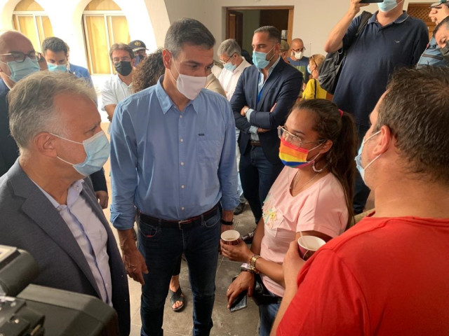 El presidente de Canarias, Ángel Víctor Torres y el presidente del Gobierno, Pedro Sánchez, visitan a las personas evacuadas en el centro temporal de acogida de Breña Baja