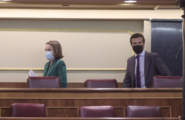 La portavoz del PP en el Congreso, Cuca Gamarra, y el líder del PP, Pablo Casado, a su llegada a una sesión de control al Gobierno en el Congreso de los Diputados, a 15 de septiembre de 2021, en Madrid, (España). En esta sesión, la primera del nuevo curso