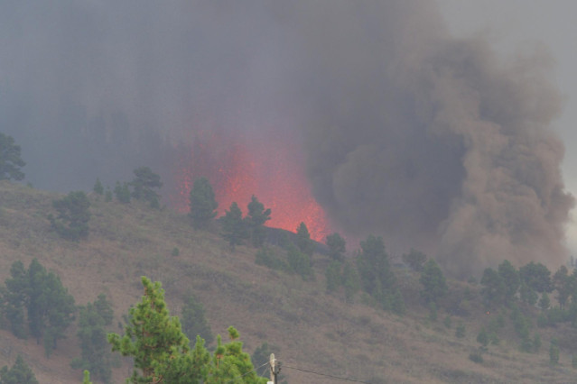 Una boca eruptiva expulsa lava y piroclastos en la zona de Cabeza de Vaca, en La Palma
