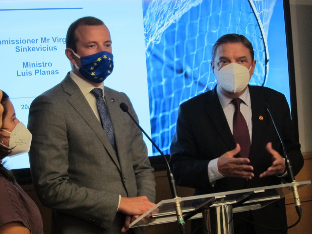 El comisario europeo para el Medio Ambiente, Océanos y Pesca, Virginijus Sinkevicius; y el ministro de Agricultura, Pesca y Alimentación, Luis Planas, comparecen ante los medios en la Agencia Europea para el Control de la Pesca.
