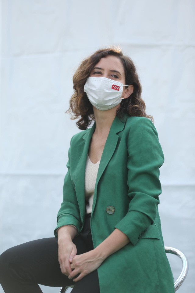 La presidenta de la Comunidad de Madrid, Isabel Díaz Ayuso, en la inauguración de la sexta edición de la Feria del Vehículo Eléctrico de Madrid 2021 (VEM), en la Plaza de Colón, a 17 de septiembre de 2021, en Madrid (España).