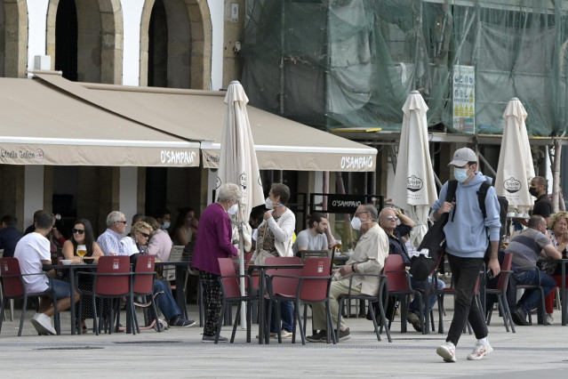 Varias personas en la terraza de un bar, a 18 de septiembre de 2021, en A Coruña, Galicia (España).