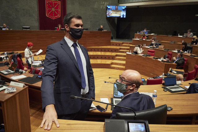 Archivo - El parlamentario de Navarra Suma, Javier García, de pie, junto al parlamentario de Navarra Suma José Suárez en un pleno del Parlamento de Navarra.