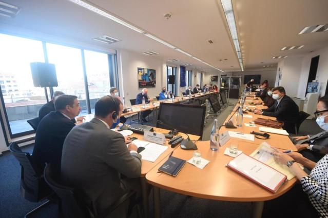 Reunión del comisario europeo para el Medio Ambiente, Océanos y Pesca, Virginijus Sinkevicius, con el ministro de Agricultura, Pesca y Alimentación, Luis Planas, y representantes del sector pesquero en la Agencia Europea de Control de la Pesca, en Vigo.