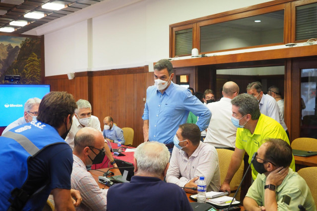El ministro del Interior, Fernando Grande-Marlaska  y el presidente del Gobierno, Pedro Sánchez , durante una reunión con los técnicos de Emergencias, a 20 de septiembre de 2021, en La Palma, Santa Cruz de Tenerife, Islas Canarias, (España).