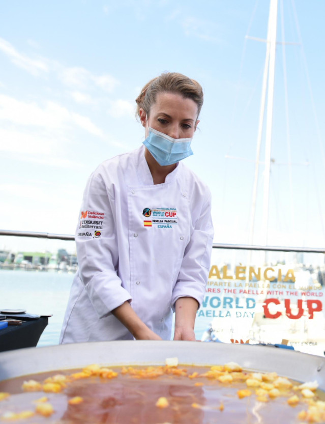 La chef Noelia Pascual hace una paella, en la IV edición del World Paella Day 2021, con motivo del día internacional de la Paella, en la Marina de Valencia, a 20 de septiembre de 2021.