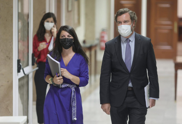 El portavoz parlamentario de Vox, Iván Espinosa de los Monteros, y la secretaria general de Vox, Macarena Olona, se dirigen a una Junta de Portavoces en el Congreso