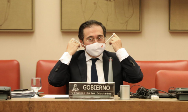 El ministro de Asuntos Exteriores, Unión Europea y Cooperación, José Manuel Albares, se pone la mascarilla durante una comparecencia en una rueda de prensa, a 30 de agosto de 2021, en Madrid, (España).
