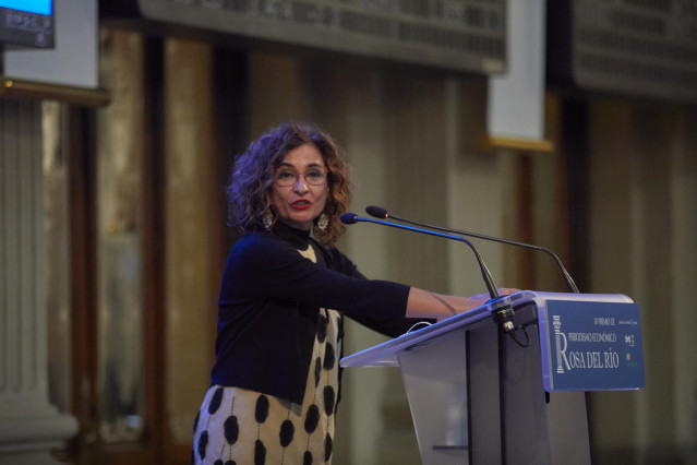 La ministra de Hacienda y Función Pública, María Jesús Montero, interviene en la entrega del IV Premio de Periodismo Económico Rosa del Río, a 20 de septiembre de 2021, en Madrid, (España).