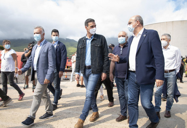 El presidente de Canarias, Ángel Víctor Torres (i) y el presidente del Gobierno, Pedro Sánchez (c), visitan la zona cero del puesto de mando en La Palma, a 20 de septiembre de 2021, en La Palma, Santa Cruz de Tenerife, Islas Canarias, (España).