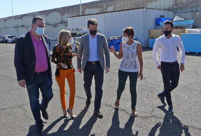 Archivo - La presidenta de los populares canarios, Australia Navarro,  el líder del PP, Pablo Casado; y la alcaldesa de Mogán (Gran Canaria), Onalia Bueno; conversan durante su visita al Muelle de Arguineguín (Gran Canaria)