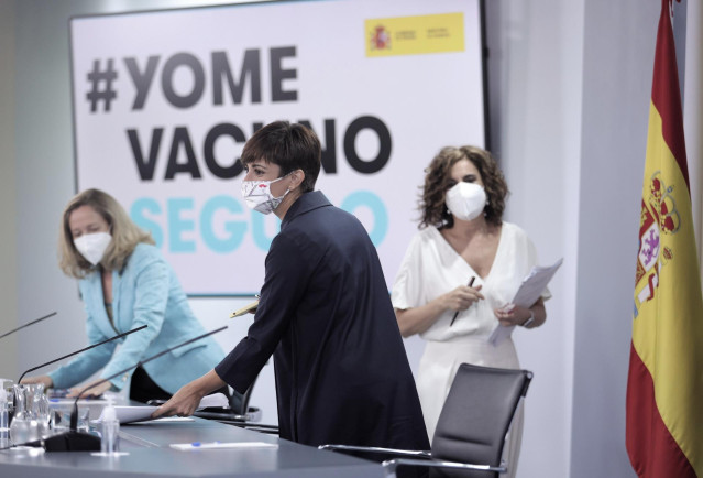 Archivo - (I-D) La vicepresidenta primera del Gobierno y ministra de Asuntos Económicos y Transformación Digital, Nadia Calviño; la ministra de Política Territorial y portavoz del Gobierno, Isabel Rodríguez; y la ministra de Hacienda y Función Pública, Ma