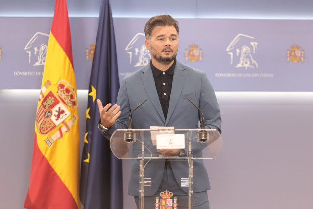 El portavoz parlamentario de la ERC, Gabriel Rufián, ofrece una rueda anterior a la celebración de la Junta de Portavoces