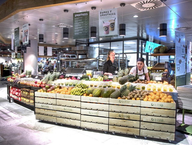 Archivo - Nuevo local de restauración en el Aeropuerto de Barcelona.