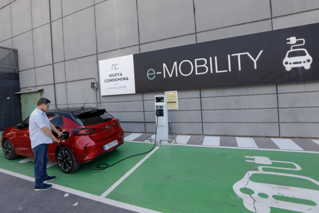 Archivo - Una persona recarga un coche eléctrico en un punto de recarga, a 27 de julio de 2021, en Murcia, (España)