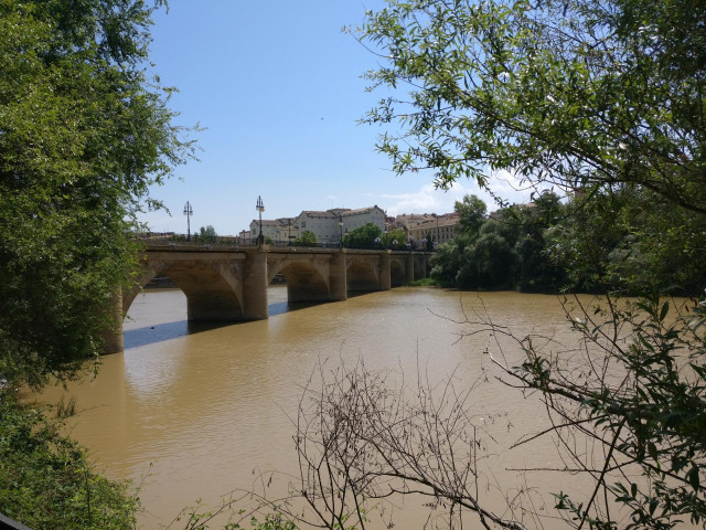 Archivo - Puente de piedra sobre el río Ebro en Logroño