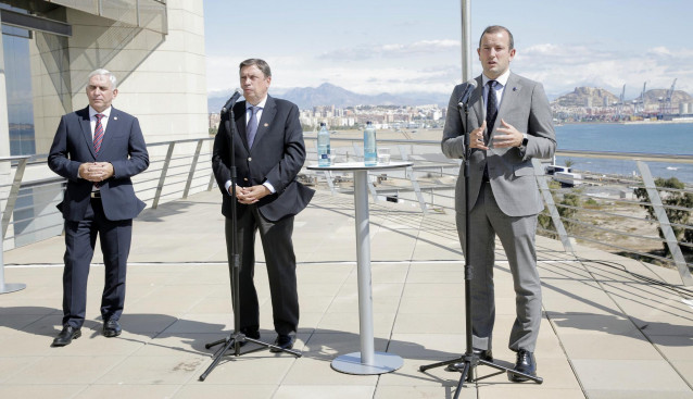 El ministro de Agricultura, Pesca y Alimentación, Luis Planas (2i)  y  el comisario europeo para Medio Ambiente, Océanos y Pesca, Virginijus Sinkevicius (3i),  en la sede de la Oficina de la Propiedad Intelectual de la Unión Europea (EUIPO), en Alicante