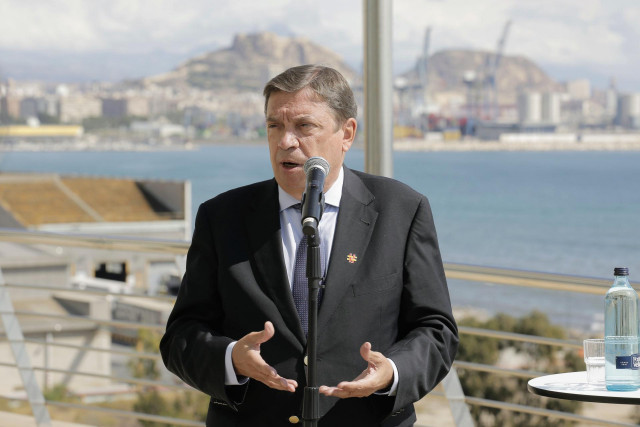 El ministro de Agricultura,  Pesca y Alimentación, Luis Planas, en rueda de prensa en la sede de la Oficina de la Propiedad Intelectual de la Unión Europea (EUIPO), en Alicante