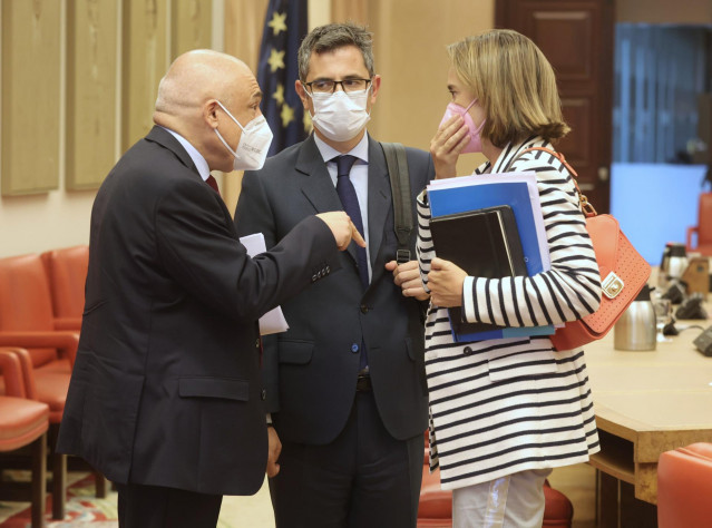 El secretario general del Grupo Socialista en el Congreso, Rafael Simancas; el ministro de la Presidencia, Relaciones con las Cortes y Memoria Democrática, Félix Bolaños y la portavoz parlamentaria del PP, Cuca Gamarra, en el Congreso de los Diputados.