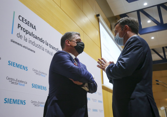 CEO de Siemens en España, Miguel Ángel López (i), y el presidente de Navantia, Ricardo Domínguez (d), conversan durante la celebración del acto inaugural del Centro de Excelencia del Sector Naval.