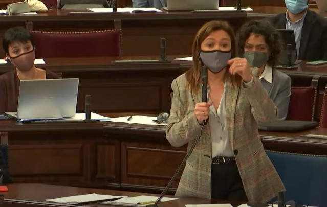 Archivo - La consellera de Presidencia, Función Pública e Igualdad, Mercedes Garrido, en el pleno del Parlament.