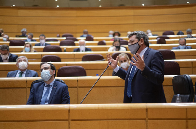 El ministro de Consumo, Alberto Garzón (i) y el ministro de Inclusión, Seguridad Social y Migraciones, José Luis Escrivá (d), interviene durante el primer pleno y primera sesión de control al Gobierno en el Senado tras el parón estival, a 14 de septiembre