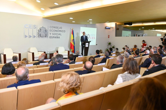 El rey Felipe VI durante su intervención en el 30º Aniversario del Consejo Económico y Social de España (CES), celebrado este martes, 21 de septiembre, en Madrid.