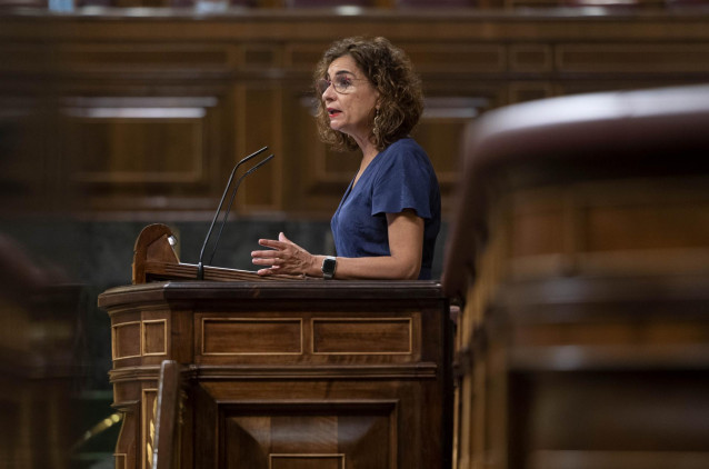 La ministra de Hacienda y Función Pública, María Jesús Montero, durante una sesión plenaria en el Congreso de los Diputados, a 13 de septiembre de 2021, en Madrid (España). El pleno del Congreso de los Diputados debate hoy la necesidad extraordinaria de p