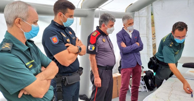 El ministro del Interior, Fernando Grande-Marlaska, ha visitado este martes el puesto de mando avanzado situado en el Centro de Visitantes de la Caldera de Taburiente, en El Paso, que se ha desplazado por la erupción volcánica en la isla de la Palma.