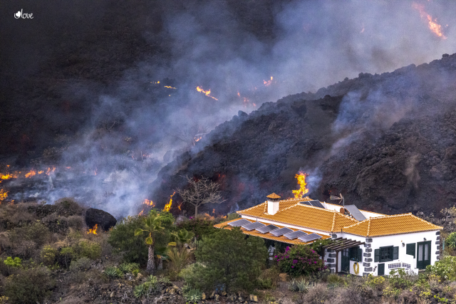Una casa en mitad de la lava del volcán de La Palma queda a salvo de ser destrozada por la lava en la zona de El Paraíso, La Palma, a 21 de septiembre de 2021