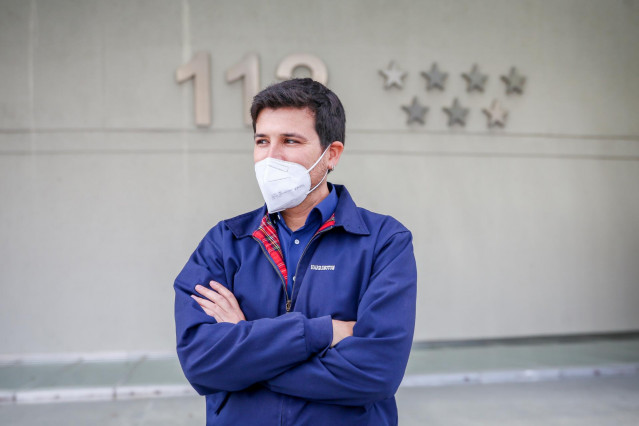 Archivo - El ‘número 2’ en la lista de Más Madrid para las elecciones a la Asamblea de Madrid, Pablo Gómez Perpinyà, posa tras reunirse con los sindicatos del Centro de Emergencias 112, a 21 de abril de 2021, en Pozuelo de Alarcón, Madrid (España).