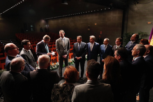 Archivo - El rey Felipe VI con representantes de la Universidad de Jaén, encabezados por el rector, Juan Gómez., en su última visita a Jaén en abril de 2019/Archivo
