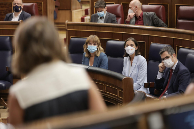 (I-D) La ministra de Educación , Pilar Alegría; la ministra de Industria, Reyes Maroto; y el ministro de la Presidencia, Félix Bolaños, escuchan una intervención en una sesión de control al Gobierno en el Congreso