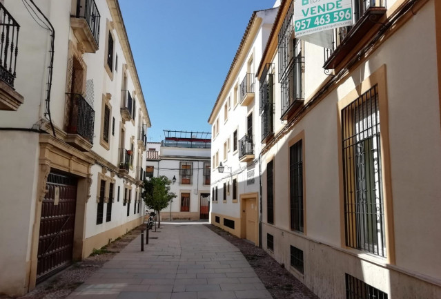 Archivo - Una vivienda de segunda mano en venta en una calle del casco histórico de Córdoba.