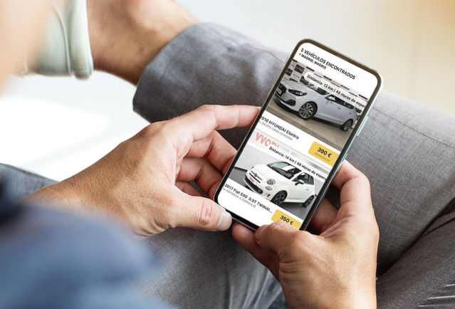 Archivo - Usuario utilizando la 'app' Wabi de Santander Consumer Finance