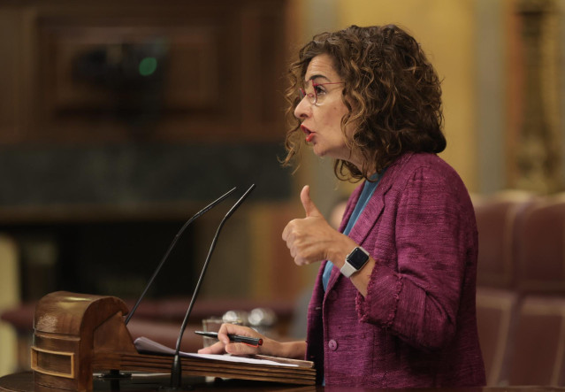 La ministra de Hacienda y Función Pública, María Jesús Montero, interviene en un pleno de control al Gobierno en el Congreso de los Diputados, a 22 de septiembre de 2021, en Madrid, (España). El pleno ha estado marcado por la comparecencia de la ministra