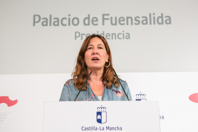 La portavoz del Gobierno de Castilla-La Mancha, Blanca Fernández, en rueda de prensa