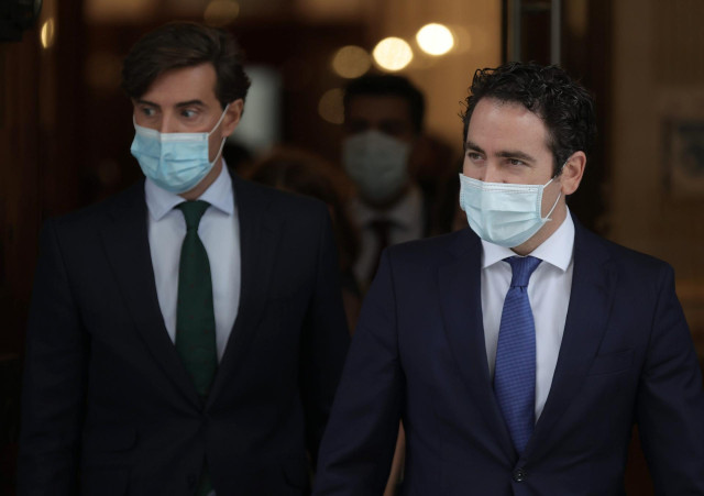 El vicesecretario de Comunicación del PP, Pablo Montesinos, acompaña al secretario general del PP, Teodoro García Egea, a una rueda de prensa posterior a un pleno de control al Gobierno en el Congreso de los Diputados, a 22 de septiembre de 2021.