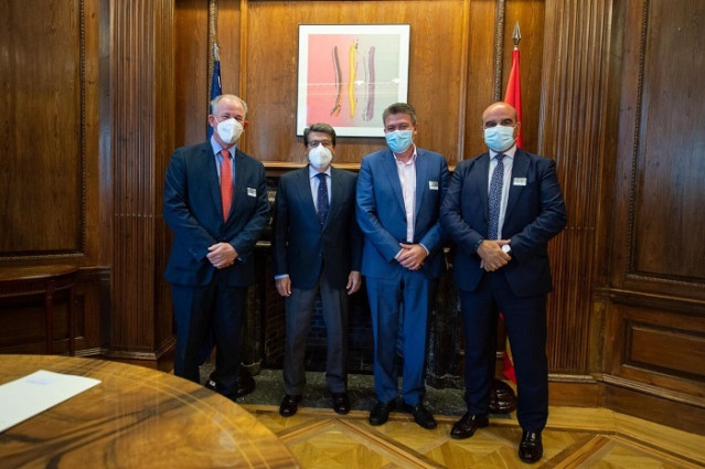 De izquierda a derecha: Guillermo Magaz (director gerente de AECA-ITV), D. Juan José Matarí (Presidente de la Comisión), Alejandro Pastor (presidente de AECA-ITV) y Jesús García (vicepresidente 1º de la Asociación).
